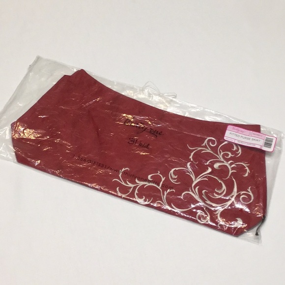 thirty-one Handbags - thirty-one Fitted Purse Skirt Red w/ Taupe EMB